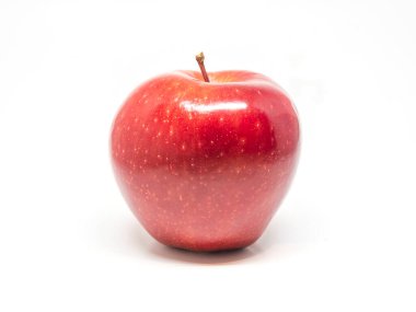 Beyaz üzerine izole edilmiş taze kırmızı elma.