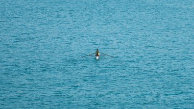 Gölde kayak yapan bir kadın. Boşluğu kopyala