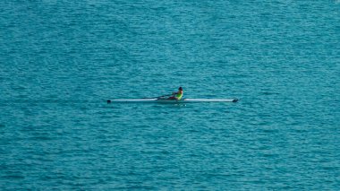 Gölde kayak yapan bir kadın. Boşluğu kopyala