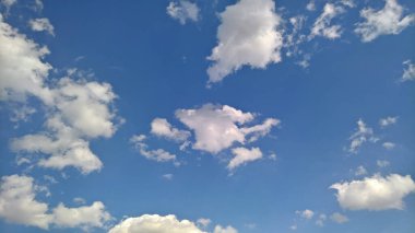 Mavi gökyüzü ve bulutlar arka plan