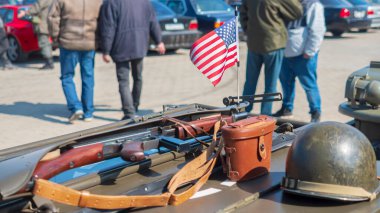 Tiflis, Gürcistan. 14 Mart 2021. Klasik araba fuarı. İkinci Dünya Savaşı 'nın Amerikan askeri cipleri. 2. Dünya Savaşı 'nın kaputunda Amerikan bayrağı