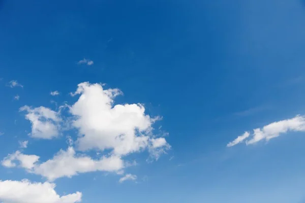 Голубой Фон Неба Белым Облаком Сердце Копирующее Пространство — стоковое фото