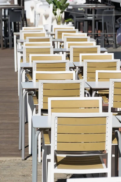 Tables Une Terrasse Disposée Rangée Avec Distance Sécurité — Photo