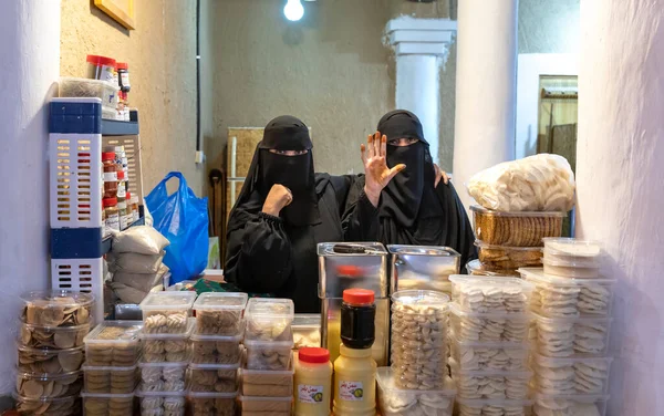 ムサワカフェ サウジアラビア 2021年12月30日 サウジアラビアの農村部の伝統的な市場でクッキーを販売する地元の女性 — ストック写真