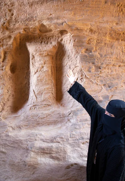 Ula Saudi Arabia 2Nd January 2022 Saudi Woman Pointing Column — Stockfoto