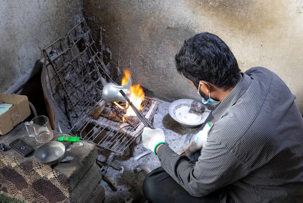 Saudi Arabia 1St January 2022 Man Repairing Arabic Coffee Dalleh — 스톡 사진