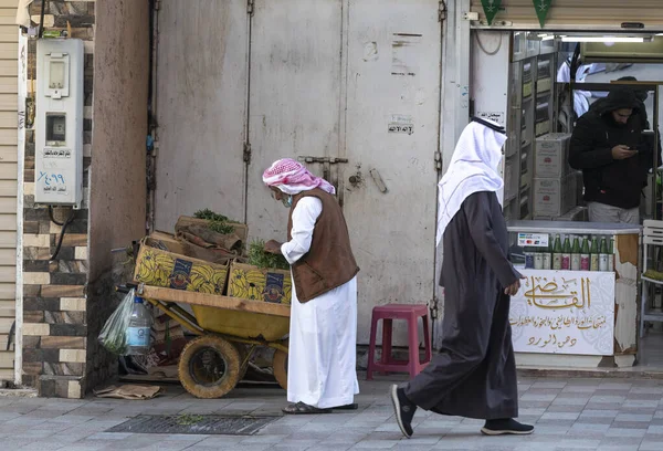 2022年1月5日 沙特阿拉伯塔伊夫 塔伊夫市场销售草药的老人 — 图库照片