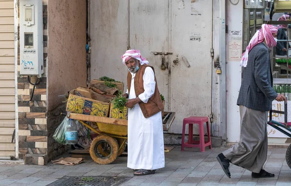 サウジアラビアのTaif 2022年1月5日 ハーブを販売するTaif市場の老人 — ストック写真