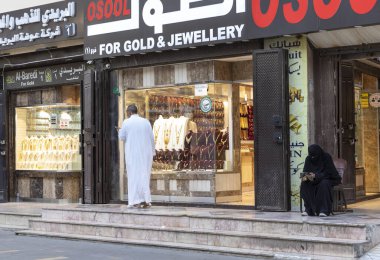 Jeddah, Suudi Arabistan, 6 Ocak 2022: Old Jeddah caddesindeki kuyumcu