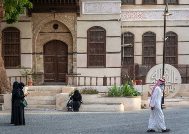 Jeddah, Suudi Arabistan, 6 Ocak 2022: Eski Jeddah caddesinde Müslümanlar