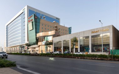 Riyad, Suudi Arabistan, 1 Nisan 2022: Riyad, Olaya Caddesi sokak fotoğrafı