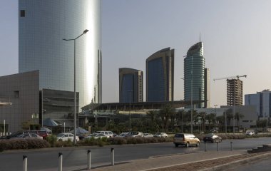 Riyad, Suudi Arabistan, 1 Nisan 2022: Riyad, Olaya Caddesi sokak fotoğrafı