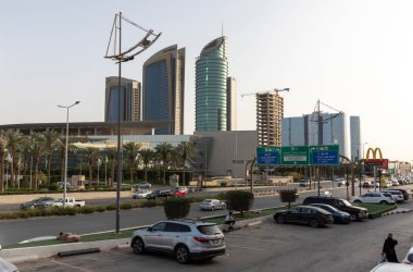 Riyad, Suudi Arabistan, 1 Nisan 2022: Suudi adam bir kafede ve Olaya Caddesi, Riyad 'ın sokak resmi