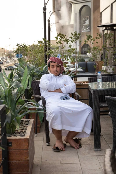 サウジアラビアのリヤド 2022年4月1日 コーヒーショップのサウジアラビア人とオリヤ通りのリヤドの通りの写真 — ストック写真