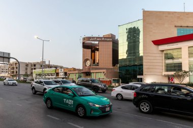 Riyad, Suudi Arabistan, 1 Nisan 2022: Riyad, Olaya Caddesi sokak fotoğrafı