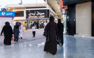 Riyad, Suudi Arabistan, 1 Nisan 2022: Riyad, Olaya Caddesi 'ndeki eski yerel pazar