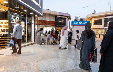 Riyad, Suudi Arabistan, 1 Nisan 2022: Riyad, Olaya Caddesi 'ndeki eski yerel pazar