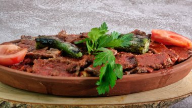 Geleneksel Türk Donör Kebabı da İskender olarak bilinir. İskender kebap iskender kebap. Türk tarzı kebap yapan kebap, ahşap tepside