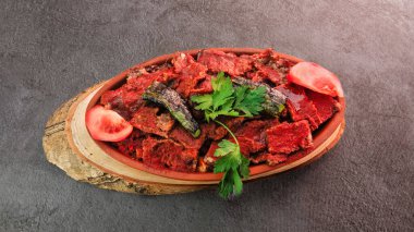 Geleneksel Türk Donör Kebabı da İskender olarak bilinir. İskender kebap iskender kebap. Türk tarzı kebap yapan kebap, ahşap tepside