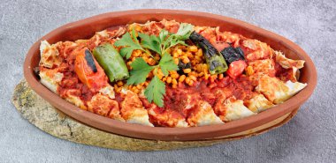 Türk Beyti Kebap 'ı ahşap tepside sebzelerle süslenmiş - Türk, Arap, Asya Gıda Kebabı