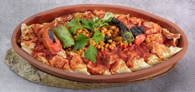 Türk Beyti Kebap 'ı ahşap tepside sebzelerle süslenmiş - Türk, Arap, Asya Gıda Kebabı