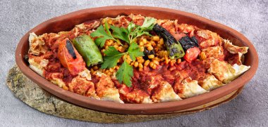 Türk Beyti Kebap 'ı ahşap tepside sebzelerle süslenmiş - Türk, Arap Gıda Kebabı