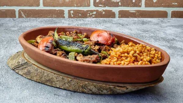 Sebzelerle süslenmiş Mudurnu Kebap adlı Türk tavuk kebabı, bulgur pilavı seramik tabakta servis ediliyor - Türk, Gıda Kebabı