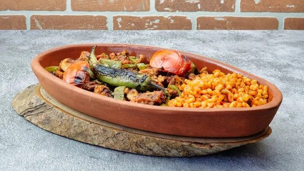 Frango Turco Kebab Chamado Mudurnu Kebab Decorado Com Legumes Bulgur — Fotografia de Stock