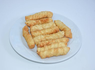 Beyaz tabakta servis edilen kızarmış brioche 'yi kapat.