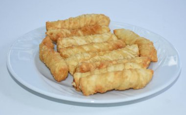 Beyaz tabakta servis edilen kızarmış brioche 'yi kapat.