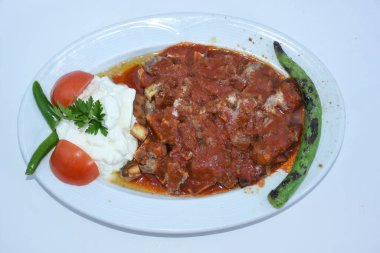 Yoğurt, kavrulmuş biber ve domatesle servis edilen İskender Kebap manzarası. Geleneksel Türk donör kebap.
