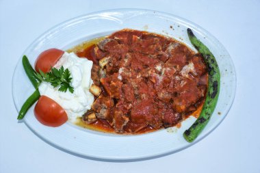 Yoğurt, kavrulmuş biber ve domatesle servis edilen İskender Kebap manzarası. Geleneksel Türk donör kebap.