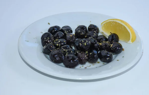 Чорні Оливки Подаються Скибочкою Лимона Тарілці — стокове фото