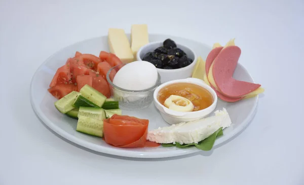 Frukostmat Oliver Och Tomater Salami Ägg Sylt Honung Vit Tallrik — Stockfoto