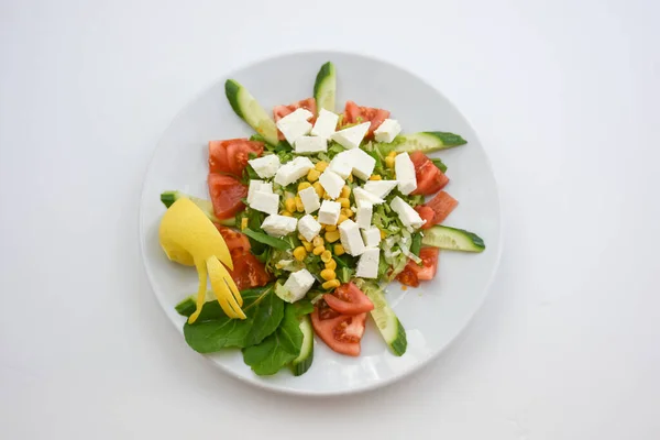 Salada Mediterrânea Com Queijo Tomate Milho Rúcula Pepino — Fotografia de Stock