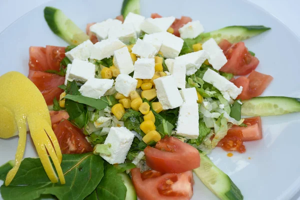 Vista Superior Salada Mediterrânea Com Queijo Tomate Milho Rúcula Pepino — Fotografia de Stock