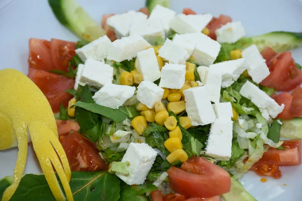 Vue Dessus Salade Méditerranéenne Avec Fromage Tomate Maïs Roquette Concombre — Photo