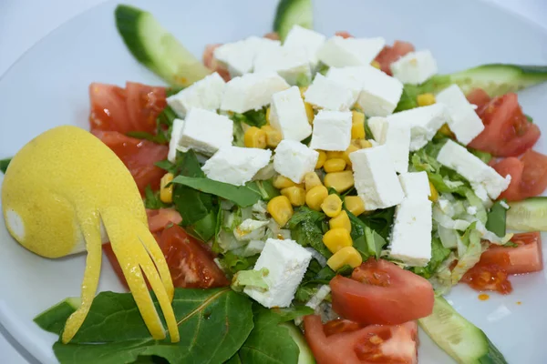 Vue Dessus Salade Méditerranéenne Avec Fromage Tomate Maïs Roquette Concombre — Photo