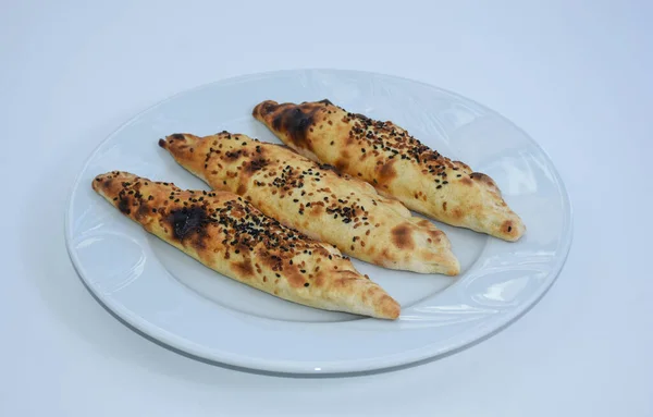 Traditionele Sesamgehaktpasteitjes Geserveerd Een Wit Bord Traditionele Turkse Keuken Geïsoleerd — Stockfoto