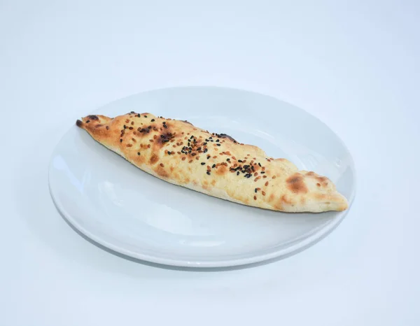 Traditionele Sesamgehaktentaart Geserveerd Een Wit Bord Traditionele Turkse Keuken Geïsoleerd — Stockfoto