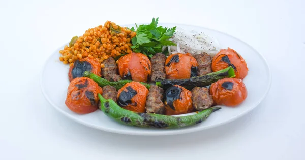 Nahaufnahme Von Tomatenkebab Serviert Mit Bulgur Pilaf Gerösteten Paprika Auberginen — Stockfoto