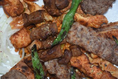 Kebap, tavuk ve biftekten oluşan ızgara tabağını kapat. Karışık kebap. Üst görünüm