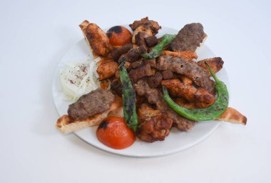 Kebap, tavuk ve biftekten oluşan ızgara tabağını kapat.