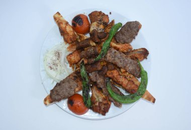 Kebap, tavuk ve biftekten oluşan ızgara tabağını kapat.