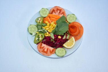 Bir tabak domates, salatalık, havuç, yeşil biber ve kırmızı lahana.