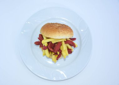 Sosisli ve cipsli sandviçin beyaz tabakta üst görüntüsü 