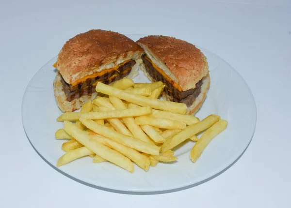 Τοπ Άποψη Του Cheeseburger Κομμένα Στη Μέση Και Τηγανητές Πατάτες — Φωτογραφία Αρχείου