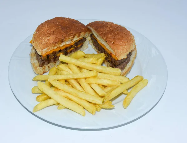 Τοπ Άποψη Του Cheeseburger Κομμένα Στη Μέση Και Τηγανητές Πατάτες — Φωτογραφία Αρχείου