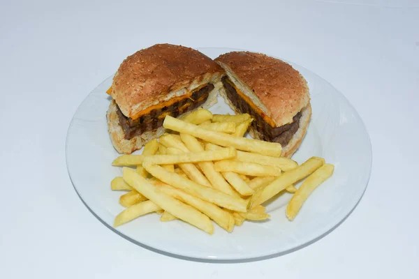 Cheeseburger Rozpůlený Hranolky Servírované Talíři — Stock fotografie