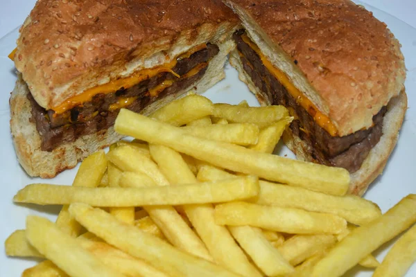 Cheeseburger Coupé Deux Frites Servi Sur Assiette Isolé Vue Ensemble — Photo